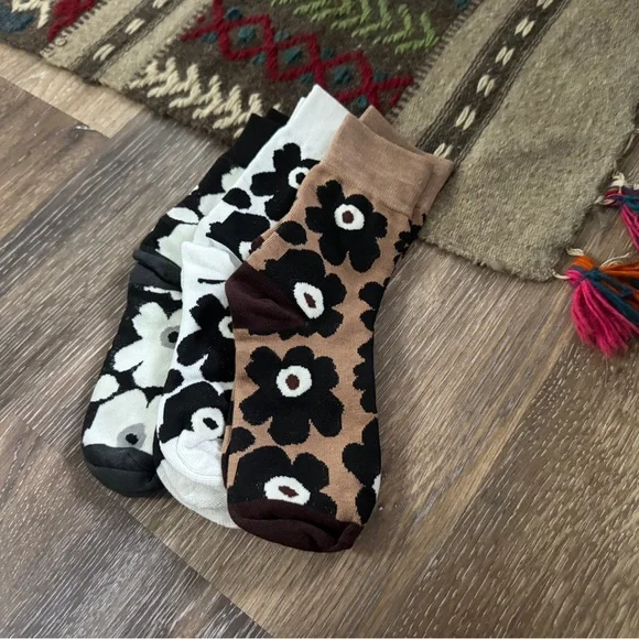 FREE with any purchase Flower Crew Socks Neutral Tones OS NEW - Picture 4 of 4